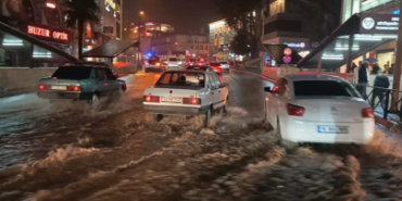 bursa-da-saganak-cadde-ve-sokaklari-gole-cevirdi-1728754505-506_small