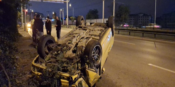 bursada-takla-atan-otomobilde-4-kisi-yaralandi-4BJCzB5h.jpeg