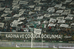 bursaspor-taraftarlari-oldurulen-kadinlarin-isimleri-yazili-pankart-acti-1728844384-886_small