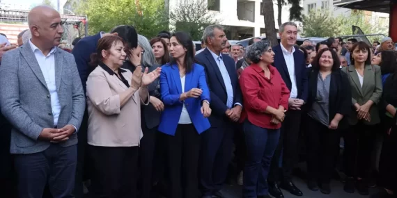 dem-parti-gosterisinde-genel-baskandan-cesaret-alan-kalabalik-pkk-sloganlari-atti-gozaltilar-var-q8KZl1Ip.jpg
