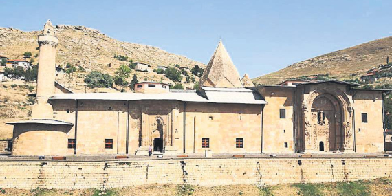 divrigi-ulu-cami-tarihe-meydan-okuyor-HcqaKZmB.jpeg