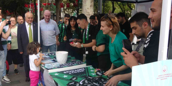 kocaelispor-dunya-kiz-cocuklari-gununde-kiz-cocuklarina-hediye-dagitti-cGqyHnvb.jpg