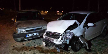 BURSA'DA İKİ OTOMOBİL KAFA KAFAYA ÇARPIŞTI: 6 YARALI