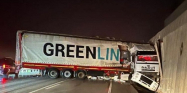 bursa-da-kontrolden-cikan-tir-yol-kenarindaki-istinat-duvarina-carpti-1731523204-989_small