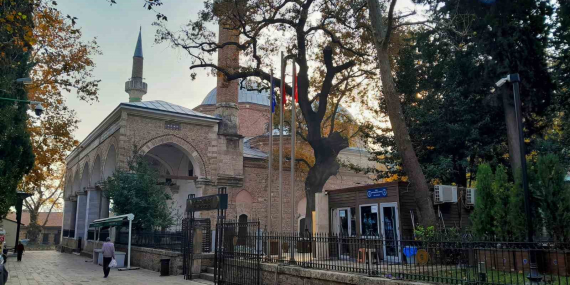 bursada-ecdat-yadigari-tarihi-cami-ve-turbelerdeki-ozel-guvenlikciler-cekiliyor-MEITt39E.jpg