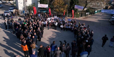 BURSA'DA KÖYLÜLERDEN ÇÖPLÜK EYLEMİ KENT ÇÖPLÜĞÜNÜN MAHALLELERİNE TAŞINACAĞINI ÖĞRENİNCE EYLEM YAPTILAR HAMİTLER KENT ÇÖPLÜĞÜ'NÜN KARACABEY'İN MURATLI MAHALLESİ'NE TAŞINMA FİKRİNE MAHALLELİ TEPKİ GÖSTERDİ MURATLI SAKİNLERİ 'GELECEĞİMİZİ ÇÖPE ATMAYIN' DİYEREK PANKART AÇIP SLOGAN ATTI