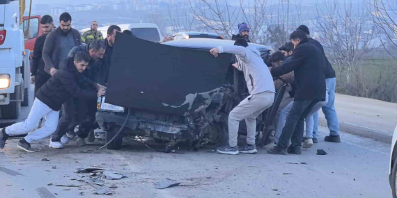 BURSA'DA KAMYON İLE OTOMOBİL KAFA KAFAYA ÇARPIŞTI: ARAÇTA SIKIŞAN SÜRÜCÜYÜ VATANDAŞLAR KURTARDI