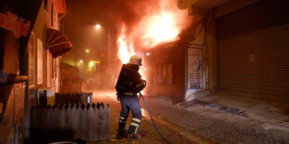 5-is-yerinin-kule-dondugu-yanginda-cakmakci-dukkani-bomba-gibi-patladi-ZbN9xAt5.jpg