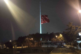 milli-yas-ilan-edilmesiyle-istanbulda-bayraklar-yariya-indirildi-J2YXGUXd.jpg