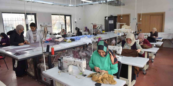 yildirimda-kadinlar-dikis-ve-nakis-ile-ekonomiye-katki-sagliyor-JxzmyKbW.jpg