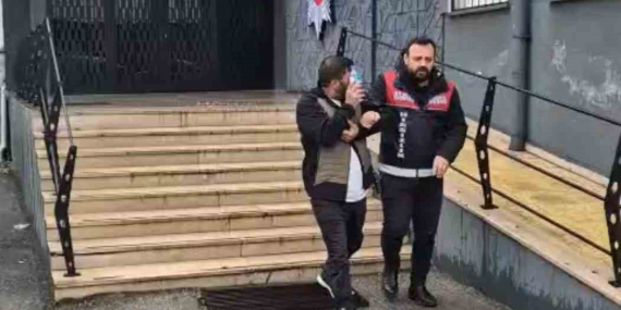 bursada-oto-faresine-operasyon-caldigi-malzemelerle-yakalandi-lrjde69i.jpg