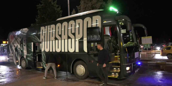 bursasporlu-taraftarlar-takimi-havaalaninda-karsiladi-W6sxlOEA.jpg