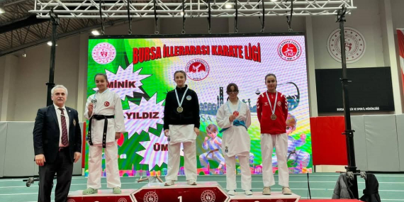 eskisehirli-karate-sporculari-bursadan-derecelerle-dondu-qj9pexLY.jpg