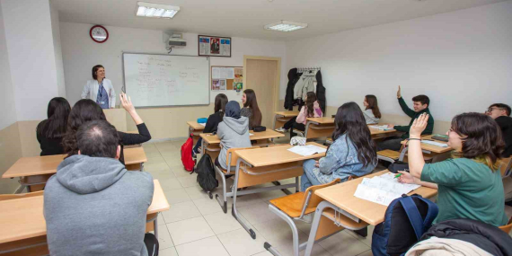 bursa-buyuksehir-universite-adaylarinin-yaninda-hWUPfYp8.jpg