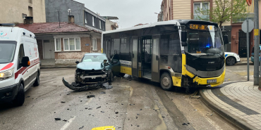 bursada-halk-otobusu-ile-otomobil-carpisti-3-yarali-nDOLZ3KE.jpg