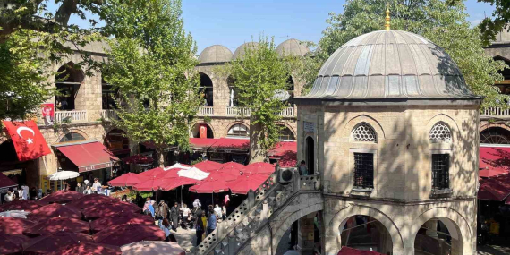 bursanin-tarihi-carsilari-ve-hanlar-bolgesinde-hafta-sonu-yogunlugu-19MCy819.jpg