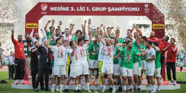 bursaspor-sampiyonluk-kupasini-kaldirdi-nnsDkjnL.jpg