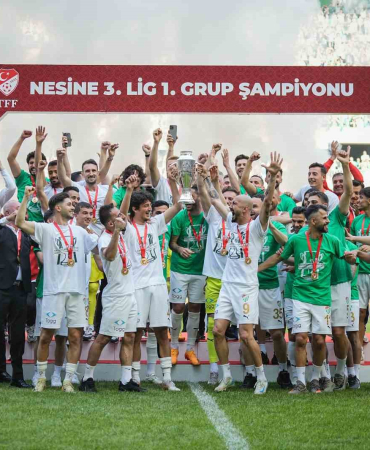 bursaspor-sampiyonluk-kupasini-kaldirdi-nnsDkjnL.jpg