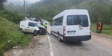 bursada-servis-minibusu-ile-hafif-ticari-arac-carpisti-13-yarali-CVxyMPxN.jpeg