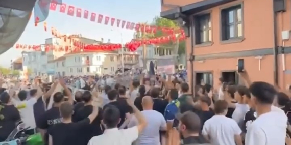 bursaspor-taraftarlarindan-mudanya-belediye-baskanina-tepki-pHZSORSY.jpg