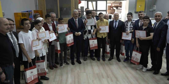 bursada-656-bin-200-ogrenci-karne-heyecani-yasadi-XtcZnAL8.jpg
