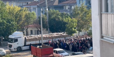 bursada-bir-hayirsever-30-ton-patatesi-ucretsiz-dagitti-uhPQA1vb.jpg