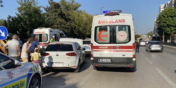 bursada-kontrolden-cikan-otomobil-polis-aracina-carpti-2-yarali-KYDg3cKe.jpeg