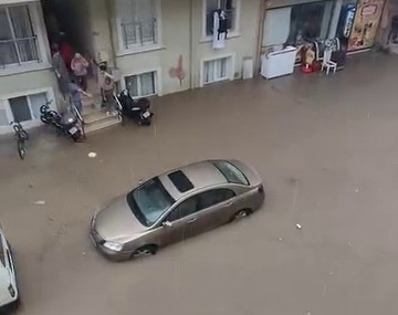 bursayi-saganak-vurdu-cadde-ve-sokaklar-sular-altinda-kaldi-eIQeirOz.jpg