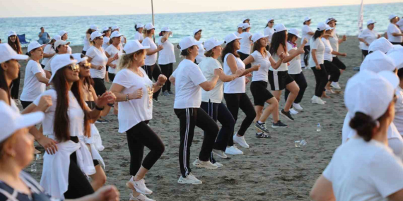 sahilde-spor-yapmanin-tadini-cikardilar-E88dByX9.jpg
