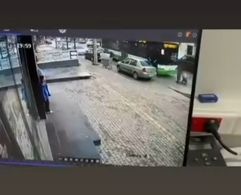 bursada-otobus-ve-kamyonetin-altinda-kaldilar-Nyjl7eeq.jpg