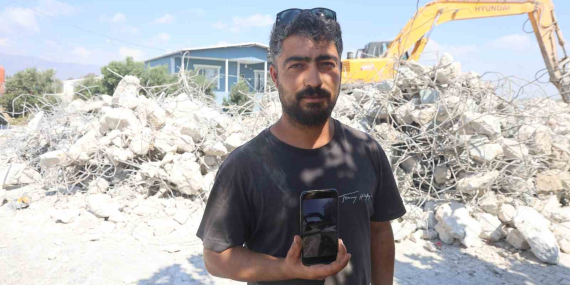 is-makinesiyle-gelin-arabasinin-onunu-kesen-operator-bahsis-alinca-yolu-acti-m954L7bI.jpg