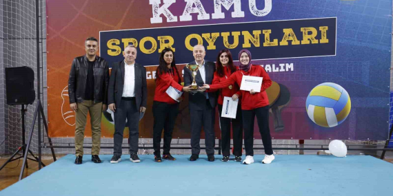 kamunun-sampiyonlari-kupalarini-aldi-gAQMEQJ4.jpg