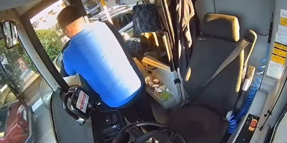 otobus-soforu-nefesi-kesilen-emekli-ogretmeni-kurtardi-NTKStgBE.jpg
