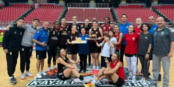 parkede-surpriz-dogum-gunu-kutlamasi-NItuEuIv.jpg