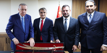trabzonspordan-cumhurbaskani-erdogana-surmene-kilici-hediyesi-qXpn1liz.jpg