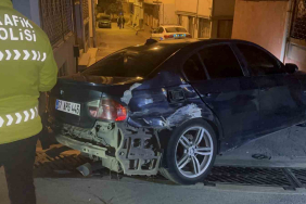 bursada-dur-ihtarina-uymayan-surucu-5-kilometre-kacti-3-araca-ve-duvara-carpti-B6OqzfbR.jpg