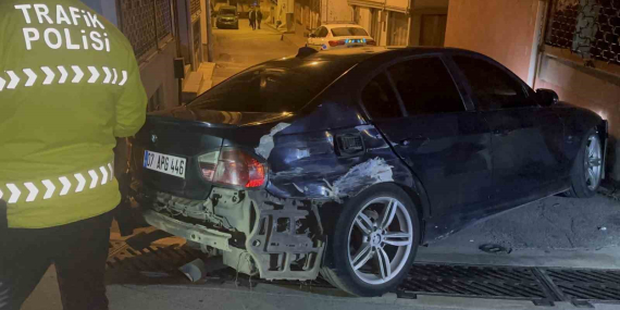 bursada-dur-ihtarina-uymayan-surucu-5-kilometre-kacti-3-araca-ve-duvara-carpti-B6OqzfbR.jpg