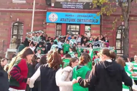 bursada-ogrenciler-bursaspor-kiyafetleriyle-okula-geldi-9Brz2flI.jpg