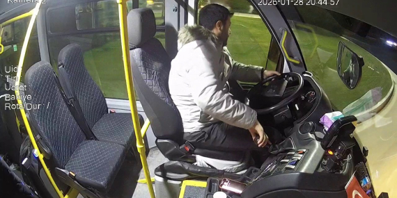 BURSA'DA HALK OTOBÜSÜNDE ZAMANLA YARIŞ...KALP KRİZİ GEÇİREN YOLCU İÇİN ACİLE KIRDI HALK OTOBÜSÜ ADETA AMBULANSA DÖNÜŞTÜ, KALP KRİZİ GEÇİREN YOLCU HAYATA TUTUNDU ZAMANLA YARIŞ KAMERAYA YANSIDI, FENALAŞAN YOLCU İÇİN SEFERBER OLDULAR