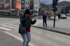 bursada-firtina-ucurduyolda-yurumekte-gucluk-cektiler-uulMYQGR.jpg