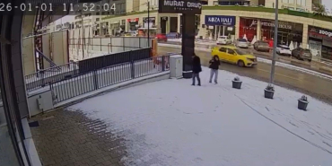 bursada-karla-kaplanan-kaldirimda-kalp-cizdiler-guvenlik-kamerasini-izleyenlerin-ici-isindi-WHxCa2C4.jpg