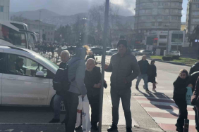 bursada-lodos-zor-anlar-yasatti-trafik-lambasina-tutundular-XLydGURk.jpg