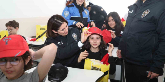 bursada-ogrencilere-polislik-tanitimi-ve-guvenlik-bilgilendirmesi-uybgg3Au.jpg